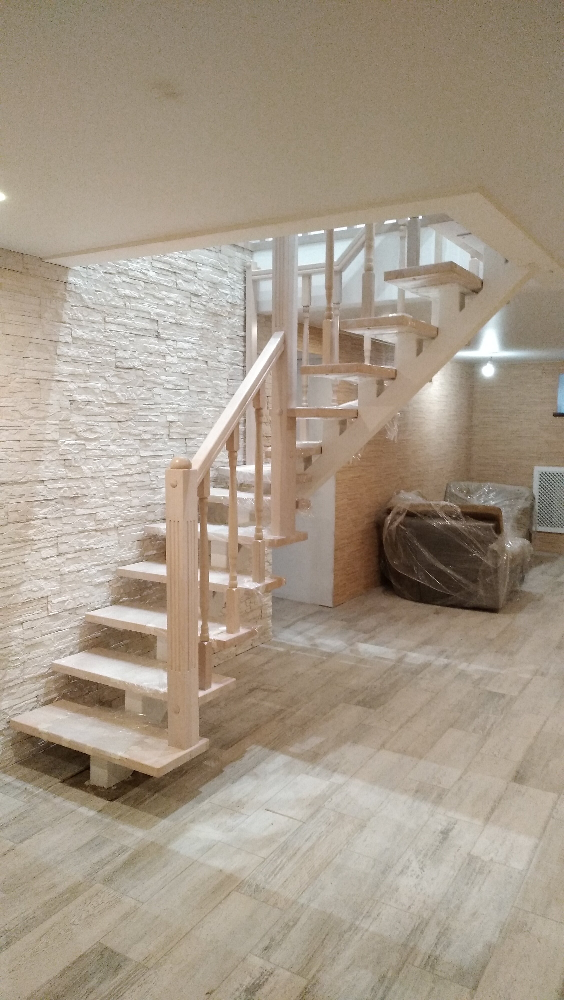 Лестница на металлокаркасе c балюстрадой Лестница на металлокаркасе c балюстрадой